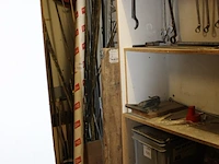 Pianoscharnieren en wandstellingsmateriaal in en naast houten bak. - afbeelding 3 van  4