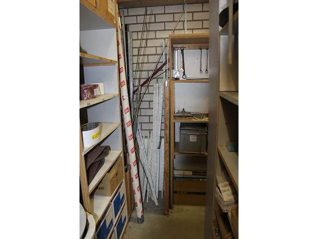 Pianoscharnieren en wandstellingsmateriaal in en naast houten bak. - afbeelding 4 van  4