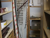 Pianoscharnieren en wandstellingsmateriaal in en naast houten bak. - afbeelding 4 van  4