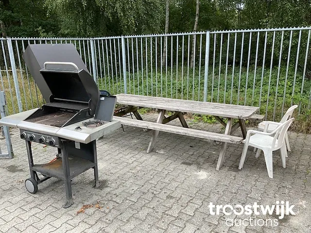 Picknicktafel en barbeque - afbeelding 1 van  4