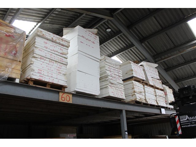 Piepschuim / polystyreen isolatiemateriaal in diverse diktes en afmetingen. ruim 35 stapels / pallets op en... - afbeelding 1 van  3