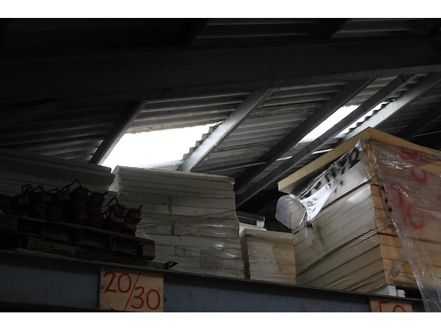 Piepschuim / polystyreen isolatiemateriaal in diverse diktes en afmetingen. ruim 35 stapels / pallets op en... - afbeelding 2 van  3
