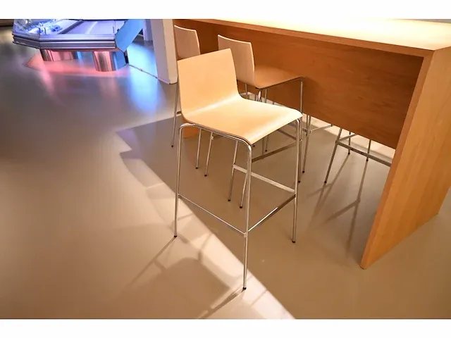 Piiroinen - design bartafel met 6 barkrukken - afbeelding 2 van  7