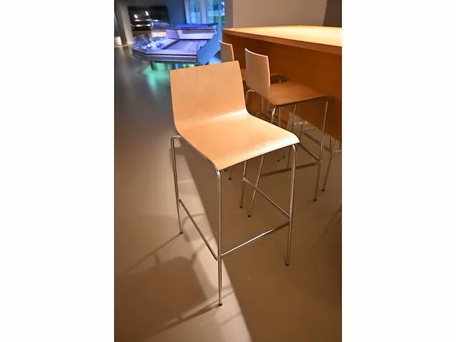 Piiroinen - design bartafel met 6 barkrukken - afbeelding 3 van  7