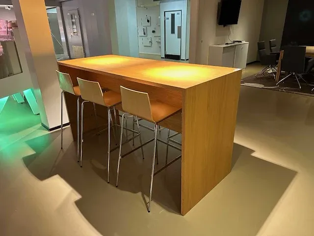 Piiroinen - design bartafel met 6 barkrukken - afbeelding 1 van  5