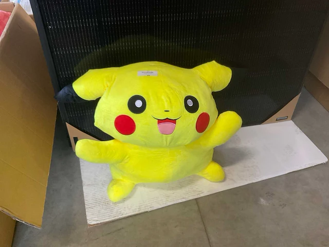 Pikachu model knuffel - afbeelding 1 van  3