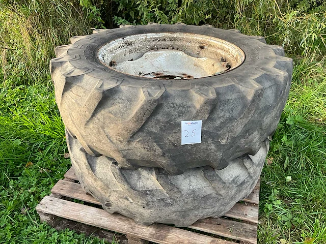 Pirelli band met velg (2x) - afbeelding 1 van  6