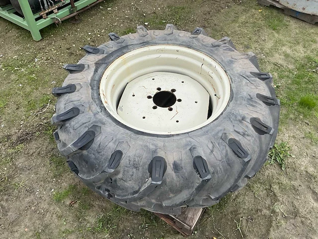 Pirelli cinturato 16.9-r30 tm 150 wiel en velg - afbeelding 1 van  4