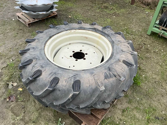 Pirelli cinturato 16.9-r30 tm 150 wiel en velg - afbeelding 2 van  4