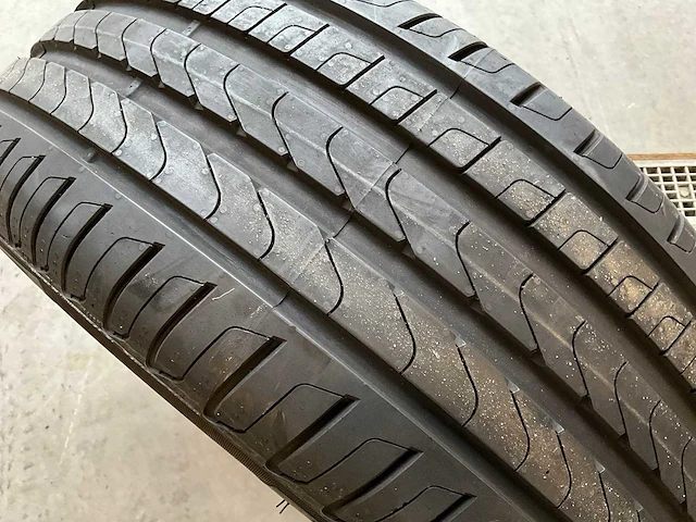 Pirelli "cinturato p7" 245/45 r18 - afbeelding 2 van  7