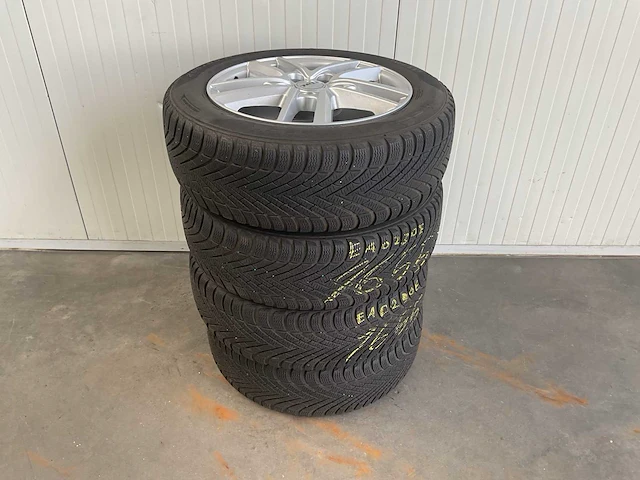 Pirelli cinturato winterbanden 5x 150 - afbeelding 1 van  3