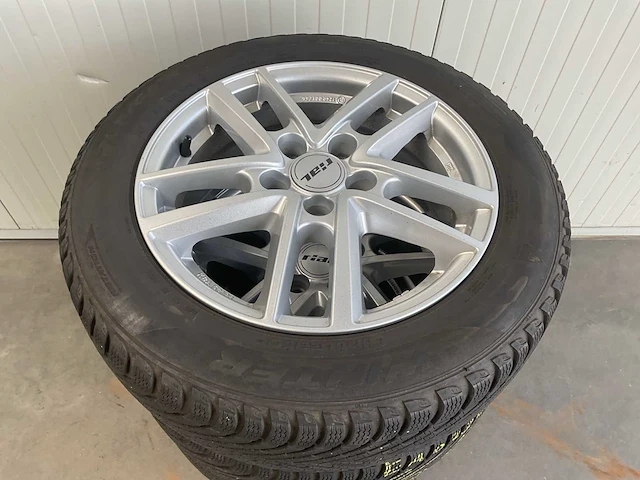 Pirelli cinturato winterbanden 5x 150 - afbeelding 2 van  3