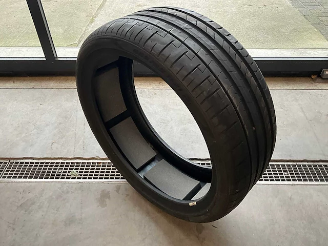 Pirelli "p zero" 255/35 r21 - afbeelding 1 van  7