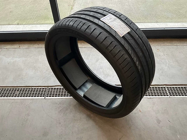 Pirelli "p zero" 285/30 r21 - afbeelding 1 van  7