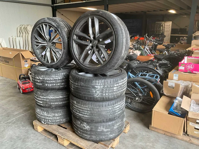Pirelli p zero m+s autoband op lichtmetalen velg (4x) - afbeelding 9 van  16