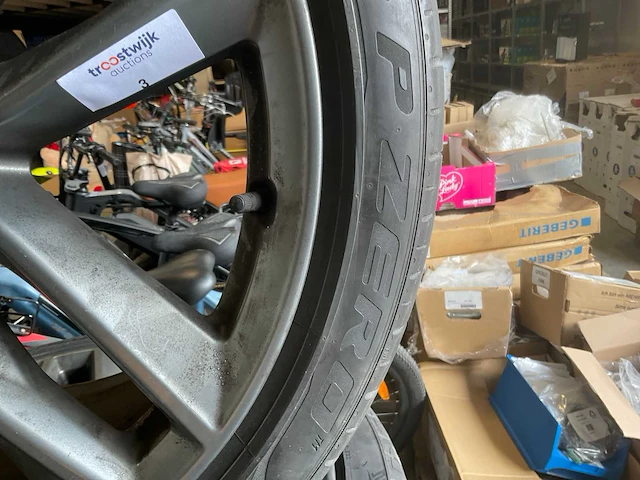 Pirelli p zero m+s autoband op lichtmetalen velg (4x) - afbeelding 11 van  16