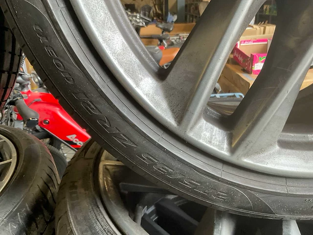Pirelli p zero m+s autoband op lichtmetalen velg (4x) - afbeelding 12 van  16
