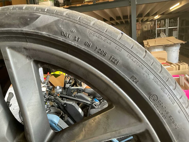 Pirelli p zero m+s autoband op lichtmetalen velg (4x) - afbeelding 14 van  16