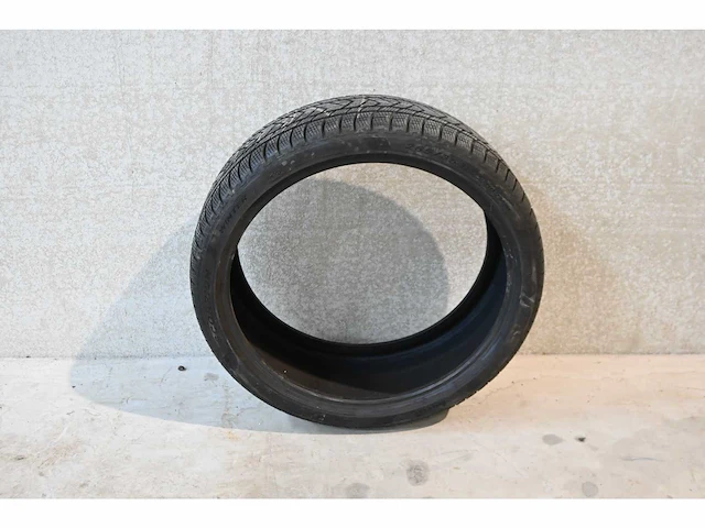 Pirelli scorpion 265/35r22 winterband - afbeelding 1 van  5