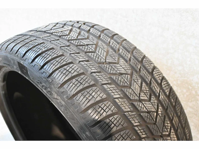 Pirelli scorpion 265/35r22 winterband - afbeelding 3 van  5