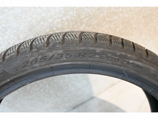 Pirelli scorpion 265/35r22 winterband - afbeelding 4 van  5