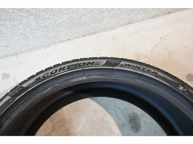 Pirelli scorpion 265/35r22 winterband - afbeelding 5 van  5