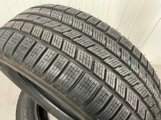 Pirelli "scorpion ice & snow" 235/60 r17 (2x) - afbeelding 2 van  7