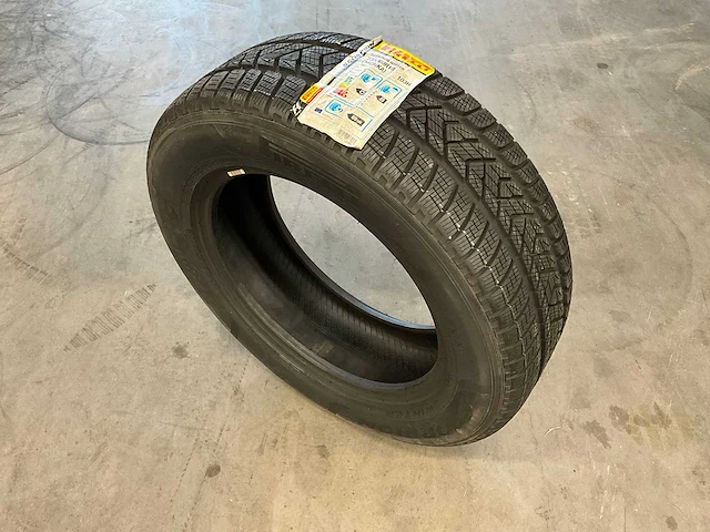 Pirelli "scorpion winter" 235/60 r18 - afbeelding 1 van  4