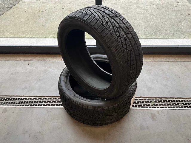 Pirelli "sottozero winter 240" 255/40 r19 (2x) - afbeelding 1 van  7