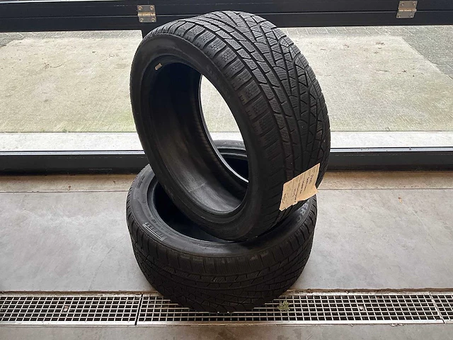 Pirelli "sottozero winter 240" 275/40 r19 (2x) - afbeelding 1 van  6