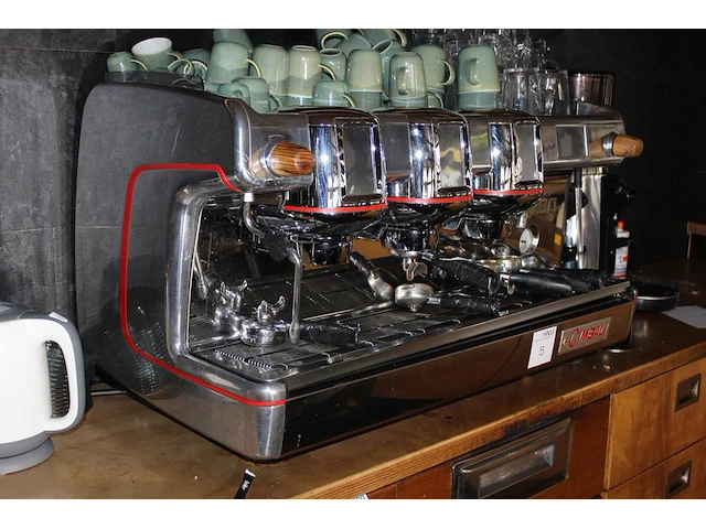 Piston koffiemachine la cimbali m100 compleet met 2 digitale bonenmalers la cimbali magnum on demand touch.... - afbeelding 3 van  8