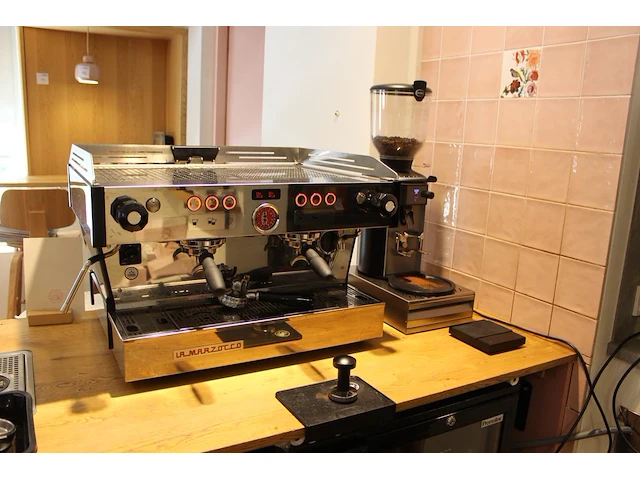 Piston koffiemachine la marzocco linea pbs 2avhc met bonenmaler, weegschaal en afkloplade. bouwjaar 9-2023.... - afbeelding 1 van  10