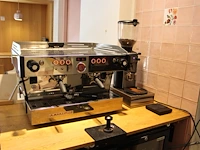Piston koffiemachine la marzocco linea pbs 2avhc met bonenmaler, weegschaal en afkloplade. bouwjaar 9-2023....