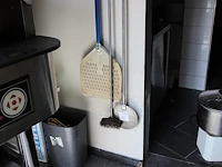 Pizza gereedschappen aan wandbeugel. - afbeelding 1 van  2