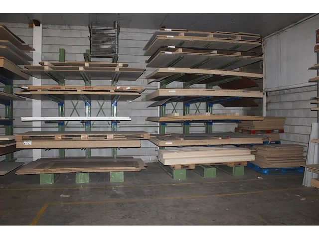Plaatmateriaal in draagarmstelling 784 waaronder multiplex, spaanplaat en mdf. afmeting o.a. 280 cm x 210 ... - afbeelding 1 van  2