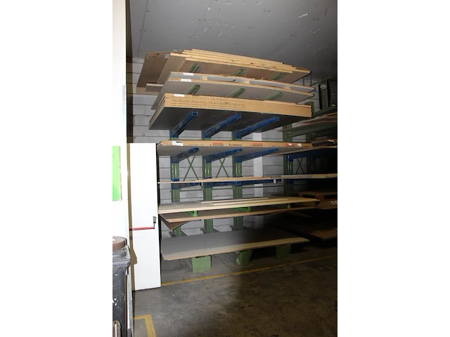 Plaatmateriaal in draagarmstelling 784 waaronder multiplex, spaanplaat en mdf. afmeting o.a. 280 cm x 210 ... - afbeelding 2 van  2
