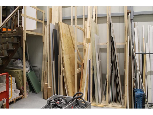 Plaatmateriaal in stelling w.o. gipsplaten, golfplaten, underlayment en balkhout w.o. 65x150 en 50x70mm. - afbeelding 1 van  5