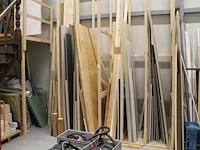 Plaatmateriaal in stelling w.o. gipsplaten, golfplaten, underlayment en balkhout w.o. 65x150 en 50x70mm. - afbeelding 1 van  5