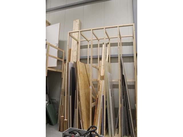 Plaatmateriaal in stelling w.o. gipsplaten, golfplaten, underlayment en balkhout w.o. 65x150 en 50x70mm. - afbeelding 2 van  5