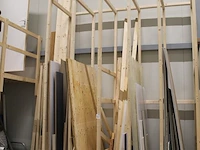 Plaatmateriaal in stelling w.o. gipsplaten, golfplaten, underlayment en balkhout w.o. 65x150 en 50x70mm. - afbeelding 2 van  5