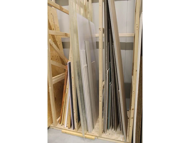 Plaatmateriaal in stelling w.o. gipsplaten, golfplaten, underlayment en balkhout w.o. 65x150 en 50x70mm. - afbeelding 3 van  5