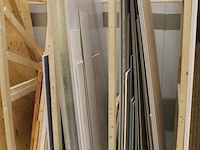 Plaatmateriaal in stelling w.o. gipsplaten, golfplaten, underlayment en balkhout w.o. 65x150 en 50x70mm. - afbeelding 3 van  5