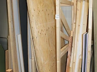 Plaatmateriaal in stelling w.o. gipsplaten, golfplaten, underlayment en balkhout w.o. 65x150 en 50x70mm. - afbeelding 4 van  5