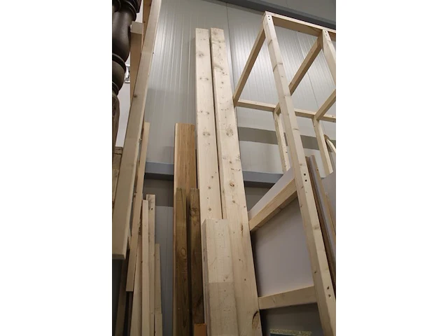Plaatmateriaal in stelling w.o. gipsplaten, golfplaten, underlayment en balkhout w.o. 65x150 en 50x70mm. - afbeelding 5 van  5
