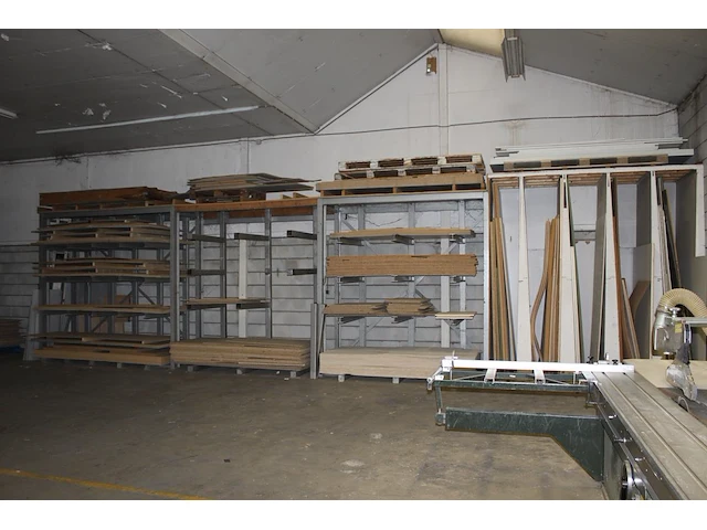 Plaatmateriaal in wandstelling in div maten en uitvoeringen waaronder spaanplaat, multiplex en mdf. - afbeelding 1 van  2