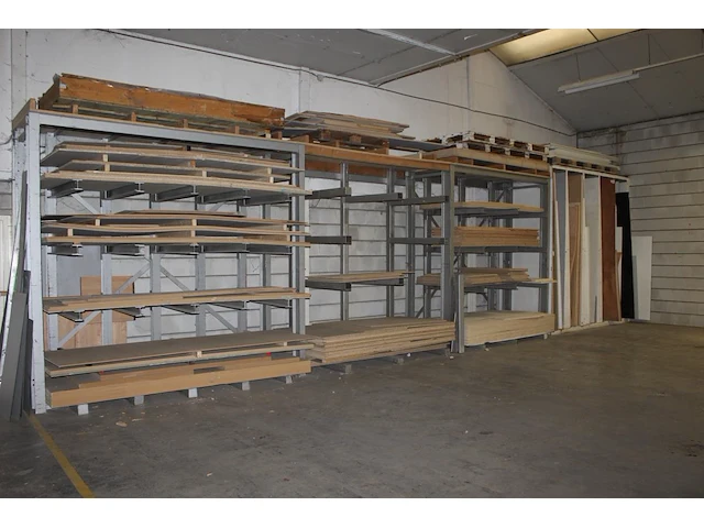 Plaatmateriaal in wandstelling in div maten en uitvoeringen waaronder spaanplaat, multiplex en mdf. - afbeelding 2 van  2
