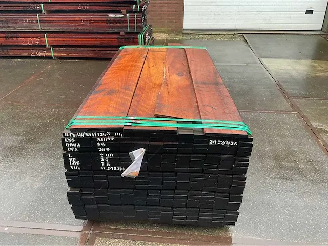 Plank fijn bezaagd niove (271x) - afbeelding 2 van  6
