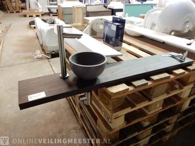 Plank met waskom en kraan grijs/ bruin - afbeelding 1 van  3
