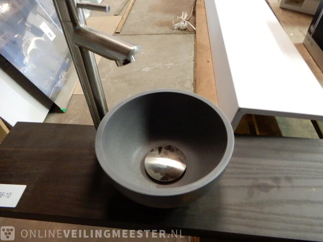 Plank met waskom en kraan grijs/ bruin - afbeelding 2 van  3