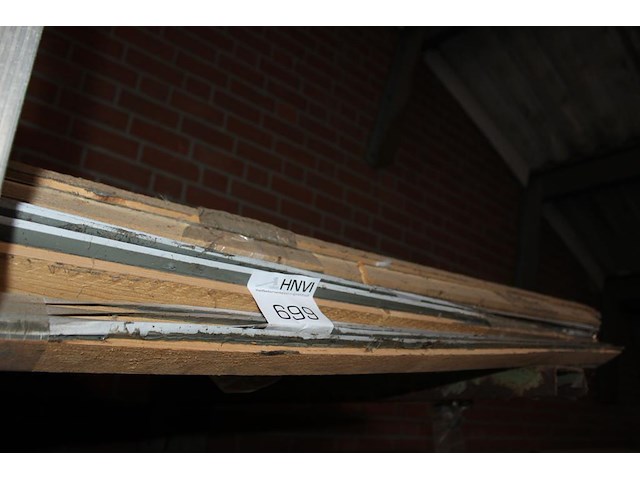 Planken keralit zwart, latjes met plakstrip en enkele balken en planken op 2 schappen. - afbeelding 1 van  2